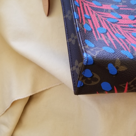 🎉SALE🎉Louis Vuitton 26 pouch - Picture 7 of 14